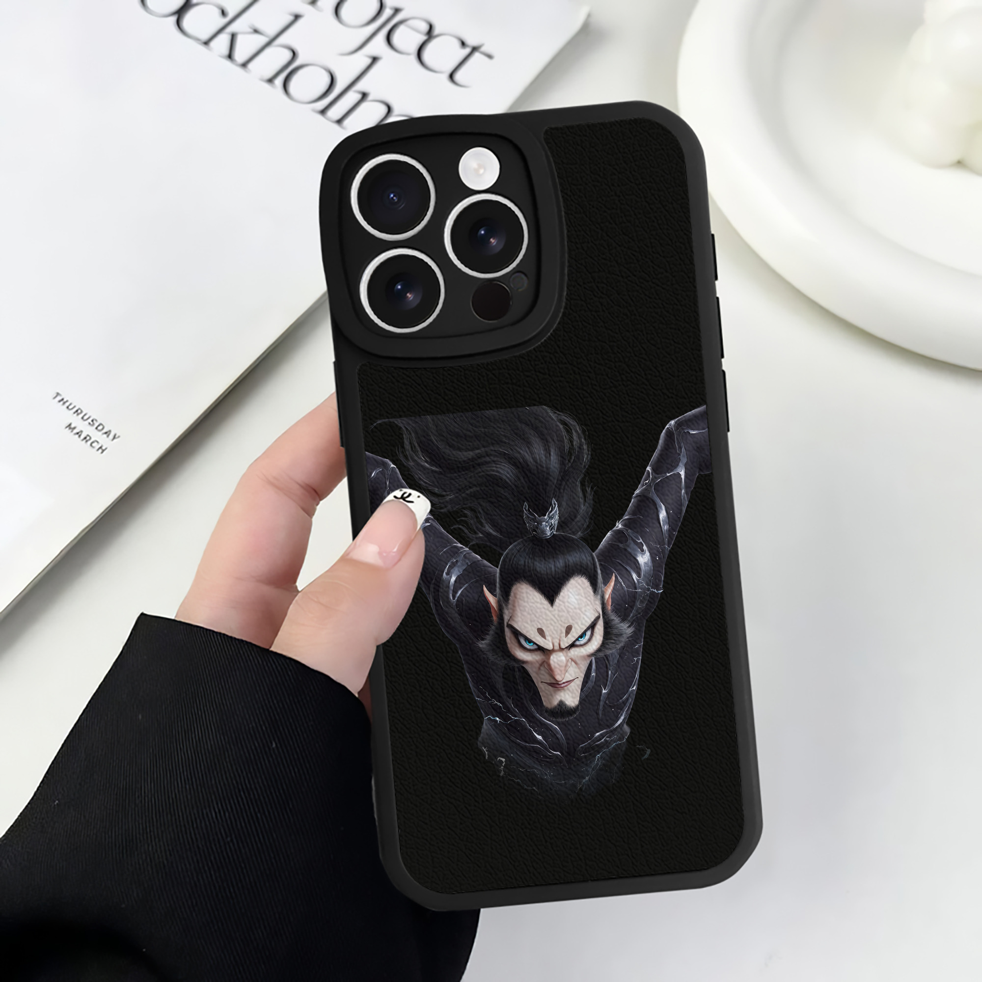 （画像用） Ne Zha 2 ナタ 魔童の大暴れ 【iPhone 16シリーズ対応】シリコンスマホケース（レザー調） 材質：シリコン